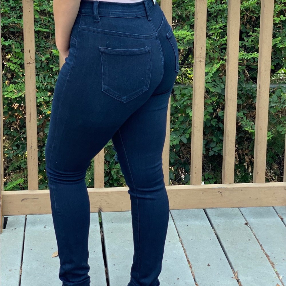 🆕 High Rise Jeans w/ knee distress - Dark Wash